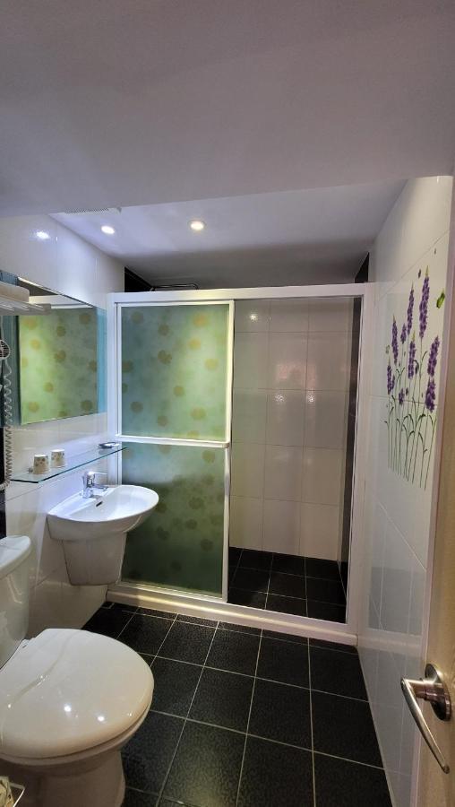 Left Bank 121 Hotel Тайнан Екстериор снимка